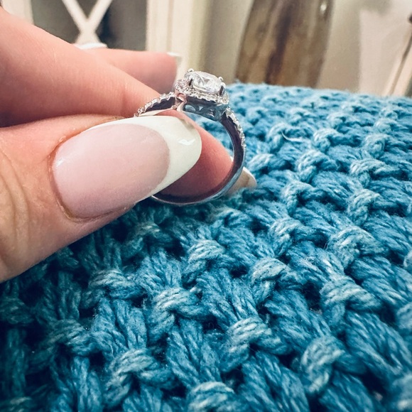 Moissanite ring - Picture 9 of 9